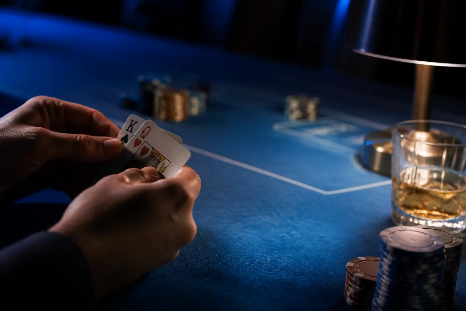 Sala de casino en línea con tragamonedas y mesas en vivo